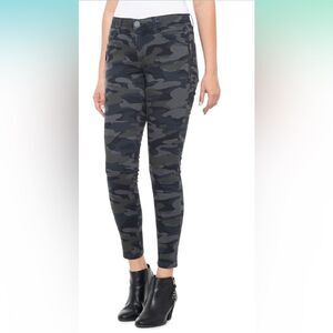 DEMOCRACY “AB” SOLUTION CAMO JEGGING WITH DISTRESSED KNEES SIZE 4